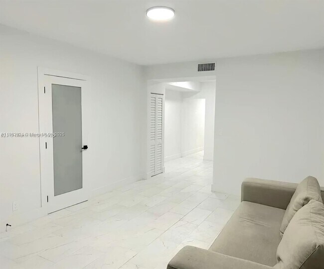 Building Photo - 815 W 39th St
