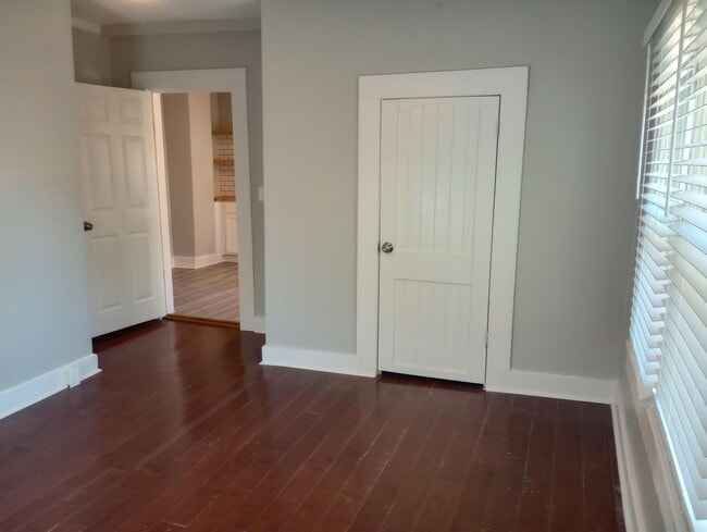 Building Photo - 218 N Hickory St