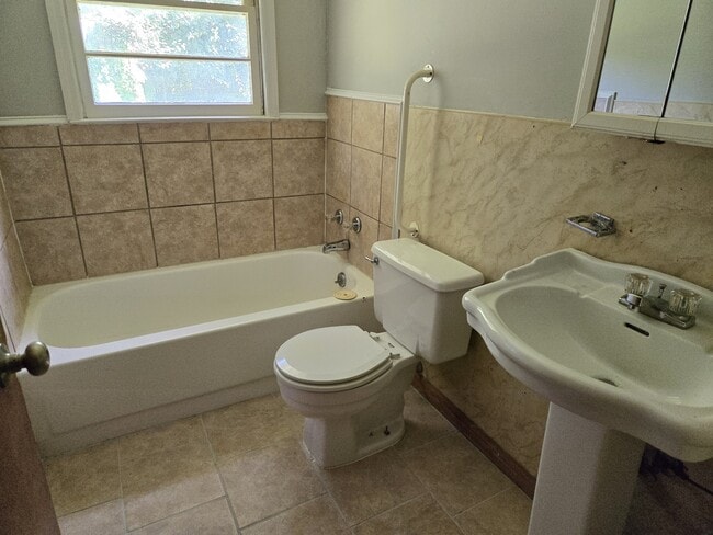 Building Photo - 402 Artmus St