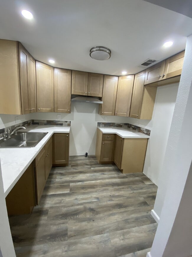 Building Photo - Welcome to this beautifully renovated 2-bedroom, 1.5-bathroom condo located in the highly desirab...