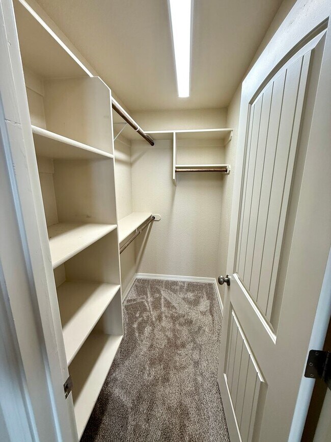 Building Photo - Great 4 Bedroom Home with Drive Through Side Gate!