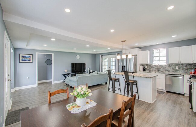 Building Photo - 3330 Kelton St