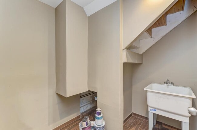 Building Photo - 2222 Seaver Ln