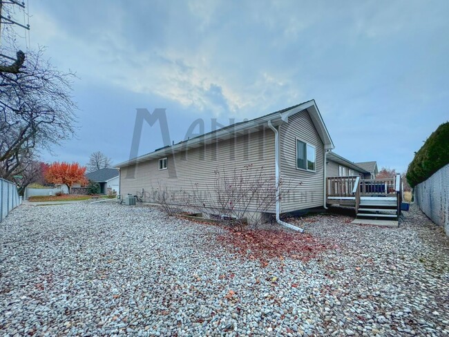 Building Photo - Immaculately Kept Valley Duplex