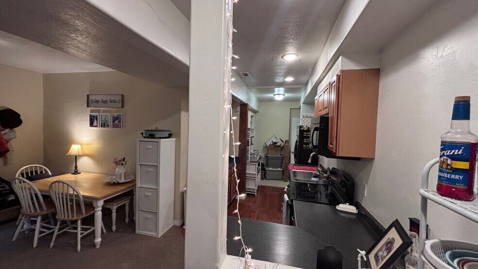 Building Photo - 1410 Canyon Dr