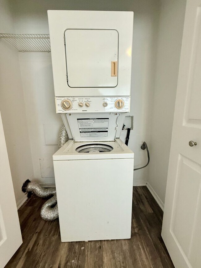 Building Photo - 2 bed 1 bath condo close to IMG