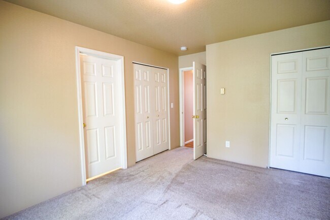 Building Photo - Spacious 2 Bed-2 Bath Flat in SW Portland Ready Mid-April!