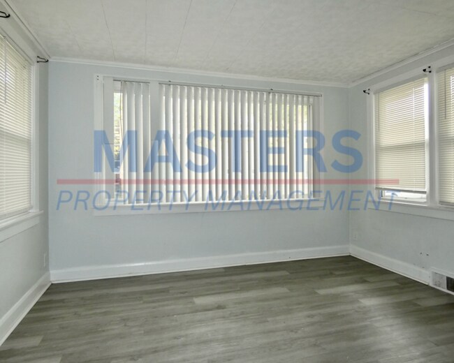 Building Photo - Three Bedroom House