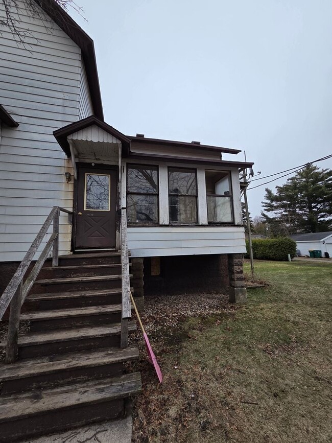 Building Photo - 304 Lake St