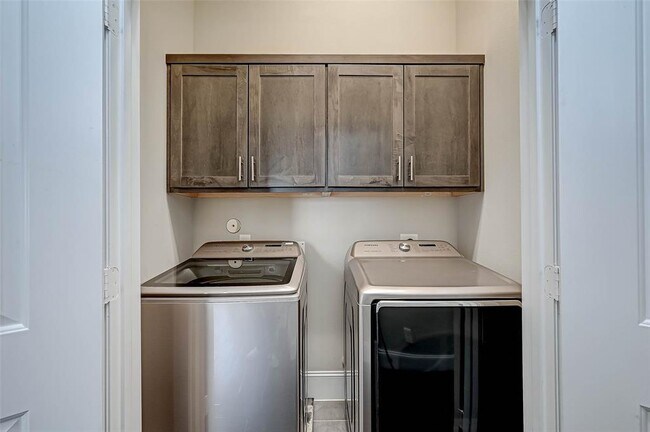 Building Photo - 6711 Saxton Manor St
