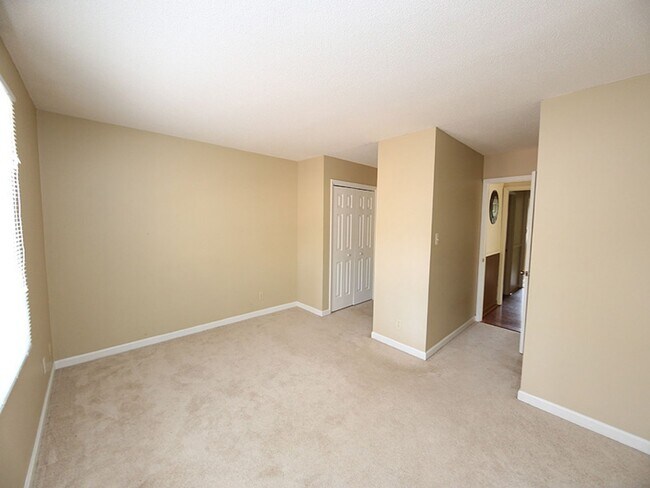 Building Photo - 4908 Pine Cone Dr