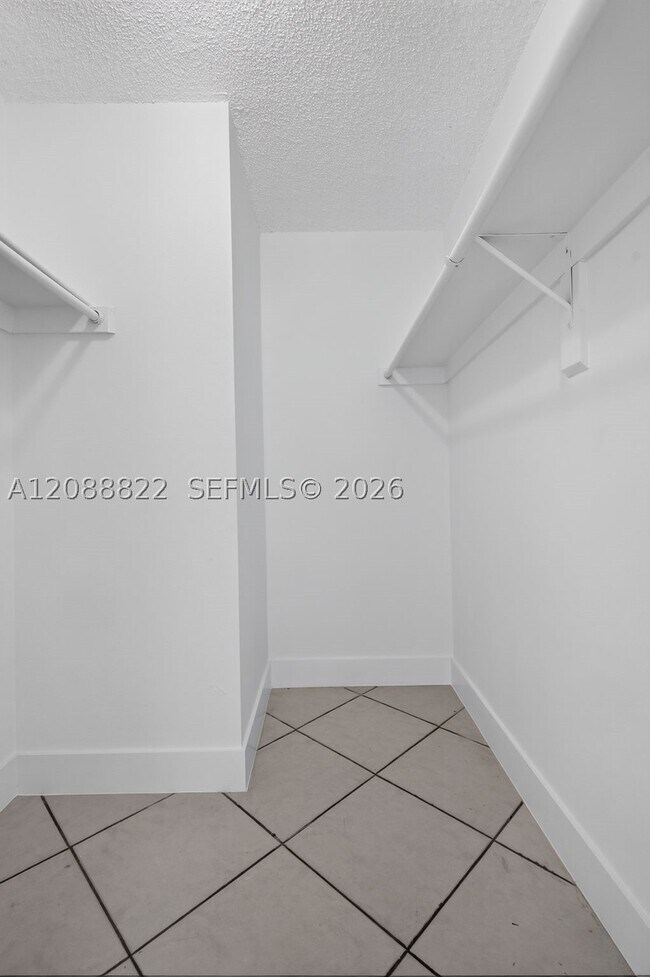 Building Photo - 9360 Fontainebleau Blvd
