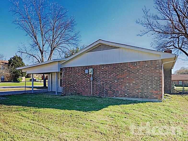 Building Photo - 835 Live Oak Dr