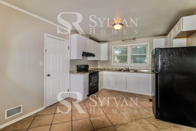 Building Photo - Lease today! No extra charge for contentme...