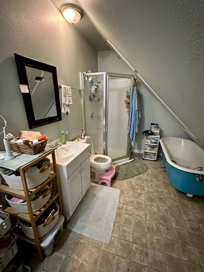 Building Photo - Spacious 7-Bed, 2-Bath Near Downtown Bellingham of Comfortable Living!