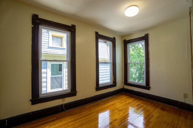 Building Photo - AVAILABLE 8/1/26 - Bright, Beautiful Flat ...