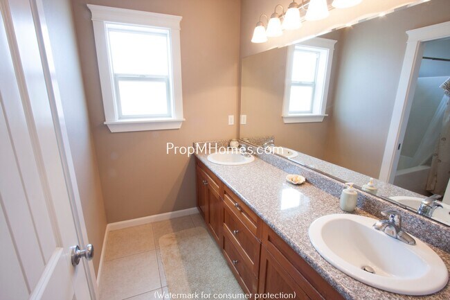 Building Photo - Beautiful Five Bedroom Craftsman Style Home in Molalla!