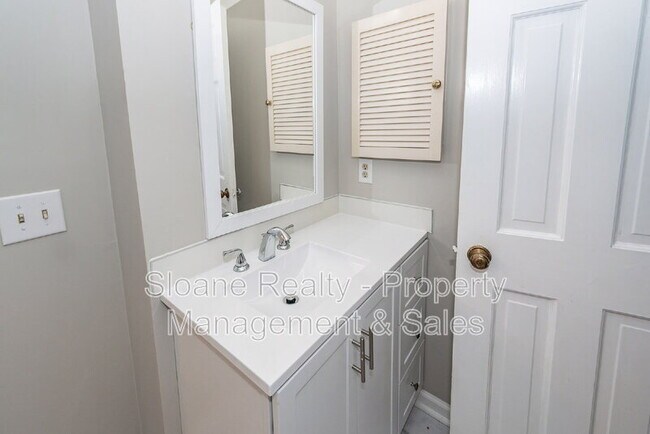 Building Photo - 854 Colony Dr