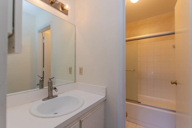 Bath in first bedroom - 98402 Windward Ave