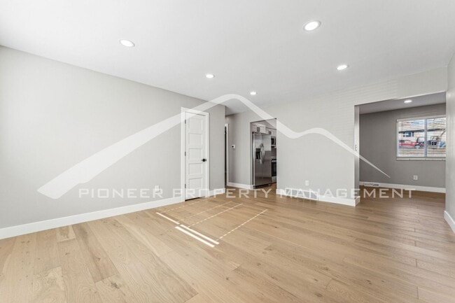 Building Photo - Charming Home with Washer/Dryer and Centra...