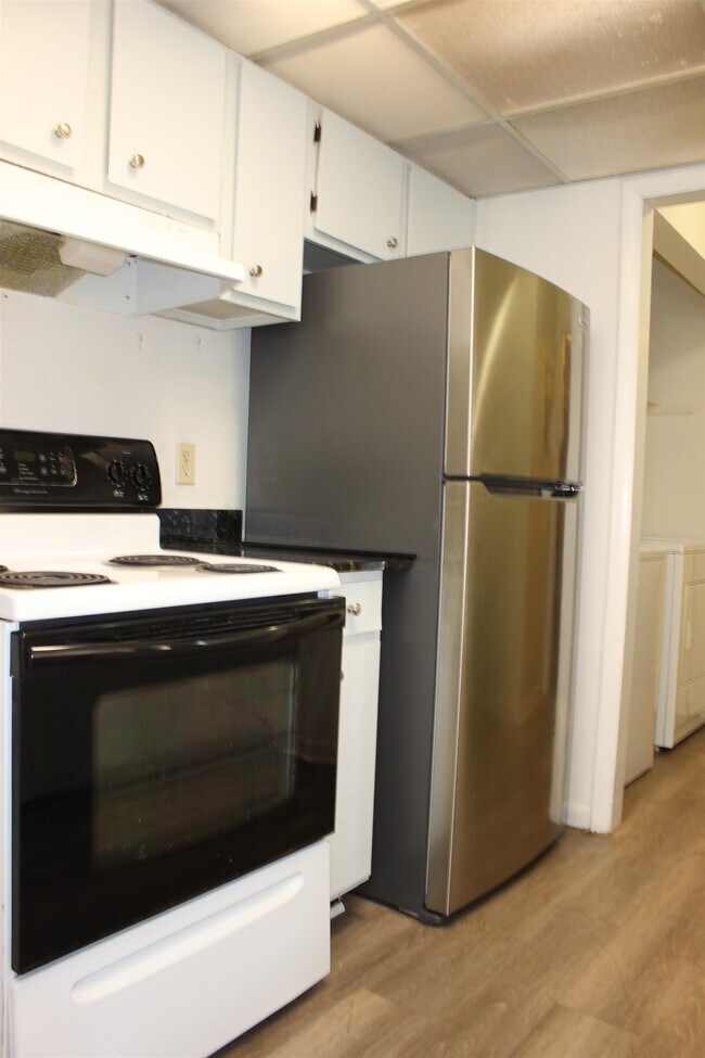 Building Photo - 409 Westwood Dr