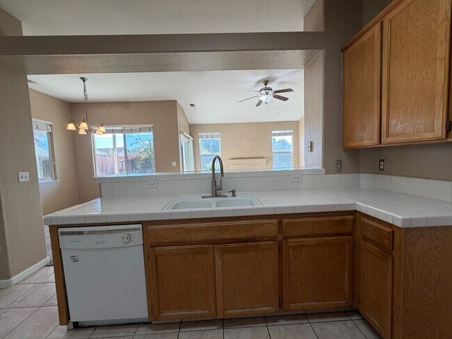 Building Photo - Single story home in Salida!