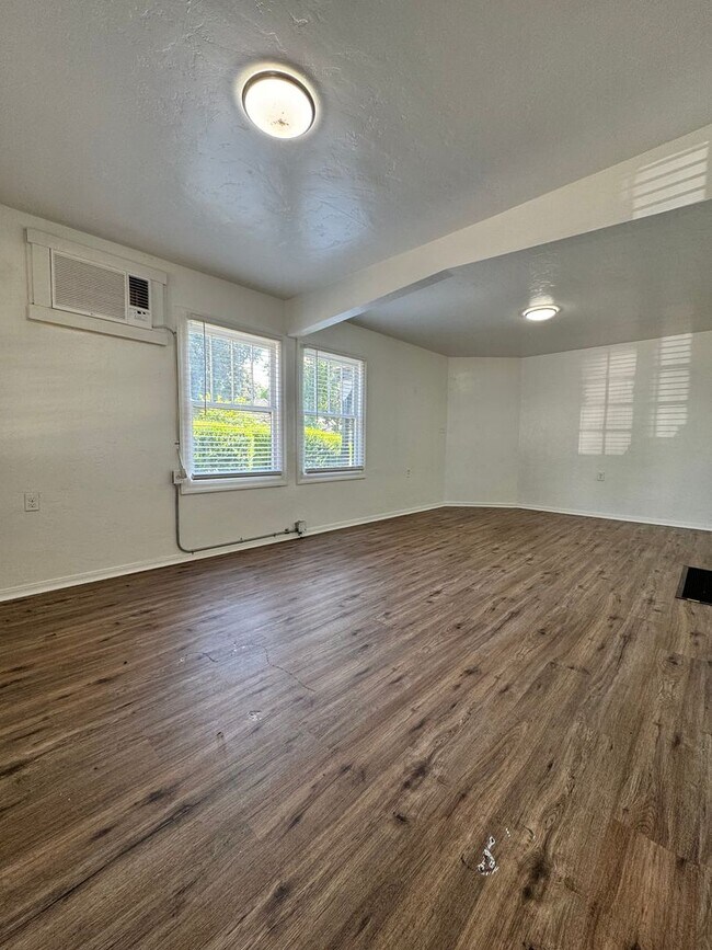 Building Photo - Beautifully updated 1 Bed / 1 Bath Duplex