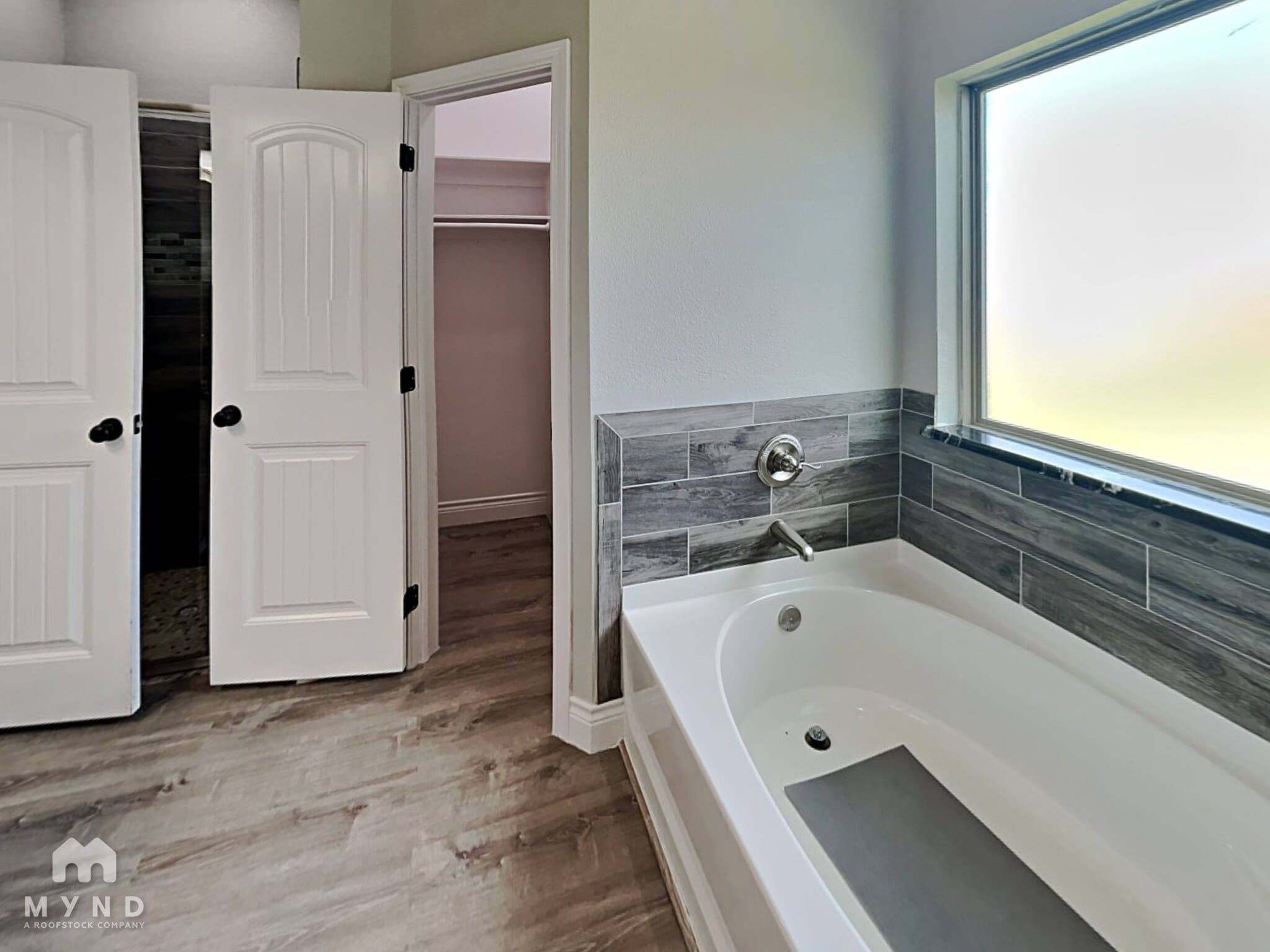 Building Photo - 375 E 9th St