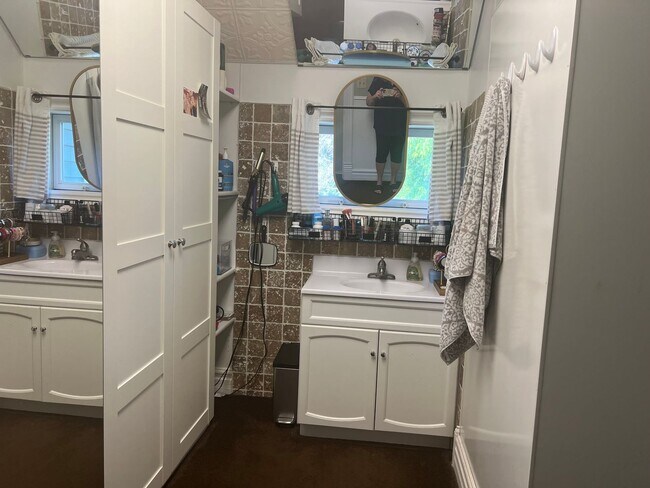 Building Photo - Charming Forest Lake View - Includes UTILITIES