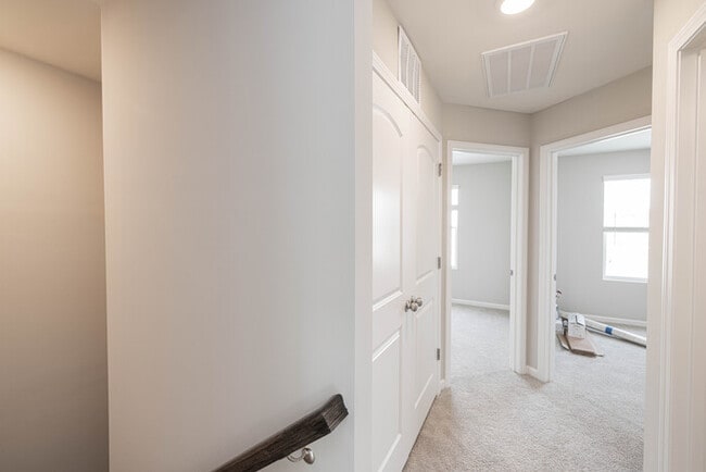 Building Photo - BEAUTIFUL 3BD/2.5BTH Townhome - MALLARD CREEK- ASK ABOUT OUR JANUARY MOVE IN SPECIAL