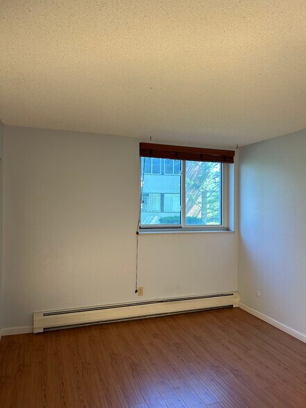 Building Photo - 1350 Golden Cir