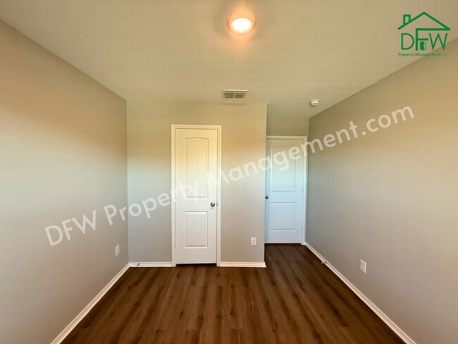 Building Photo - Modern 4-Bedroom Home with Island Kitchen & Spacious Backyard in Princeton!