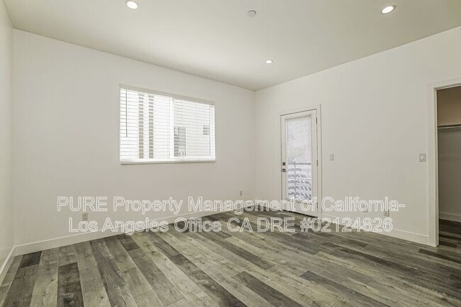 Building Photo - 1342 N Kenmore Ave