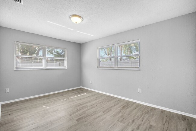 Building Photo - Beautifully renovated 4bdrm/2bath home wit...
