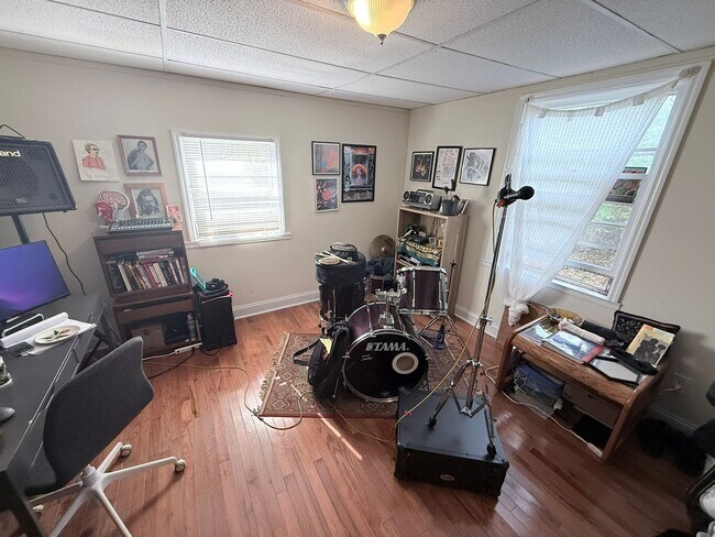 Building Photo - Two Bedroom Normaltown Home