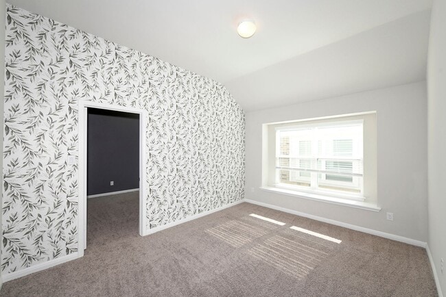 Building Photo - Move-In Special! Enjoy 2 Weeks Free Rent o...