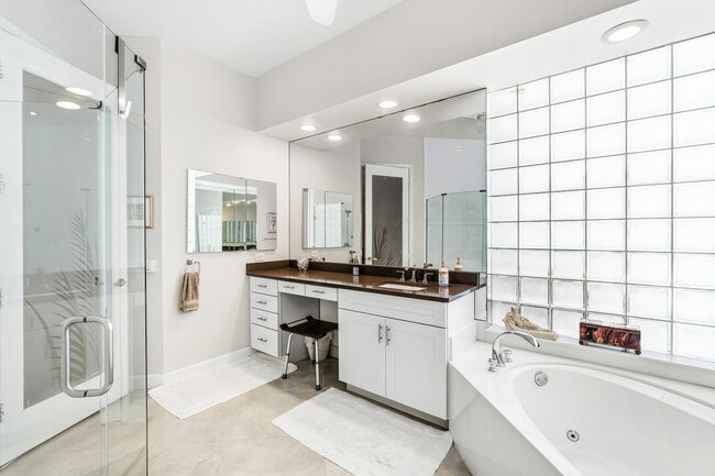 Building Photo - 6213 NW 21st Ct