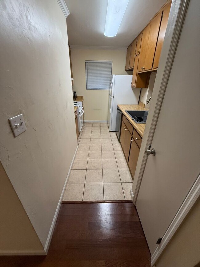 Building Photo - Well Kept 2/2 with Fenced in yard!