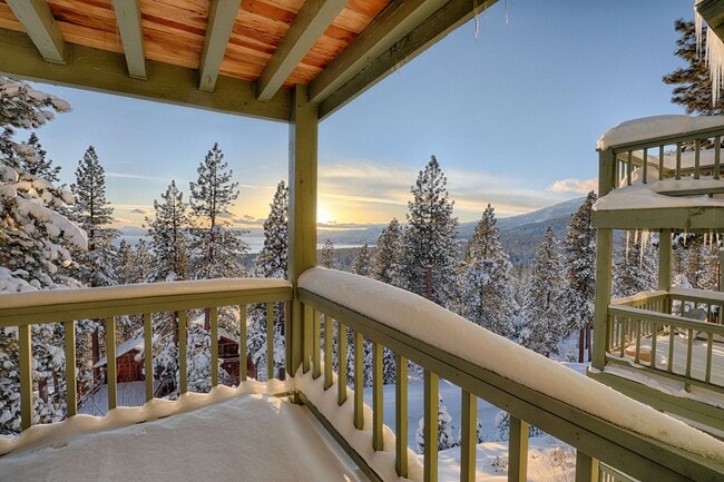 Building Photo - Gorgeous Lake View Condo