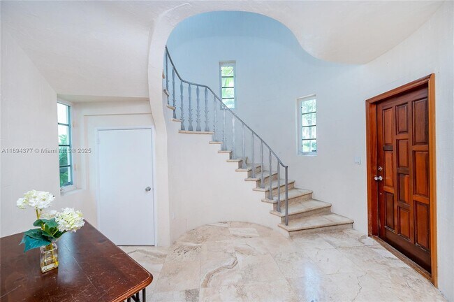 Building Photo - 32 Calabria Ave