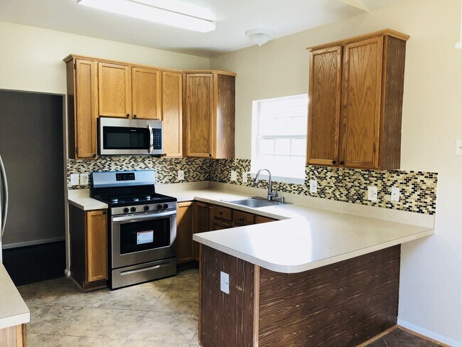Building Photo - Available NOW!! HOME IN PARK RIDGE