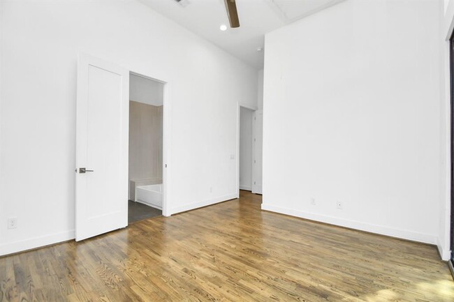 Building Photo - 732 W 22nd St