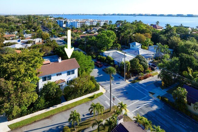 Building Photo - 1629 S Lakeside Dr