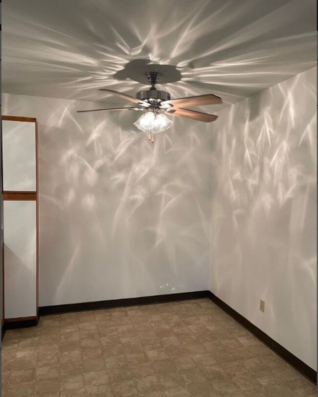 Building Photo - Upper Two Bedroom One Bath