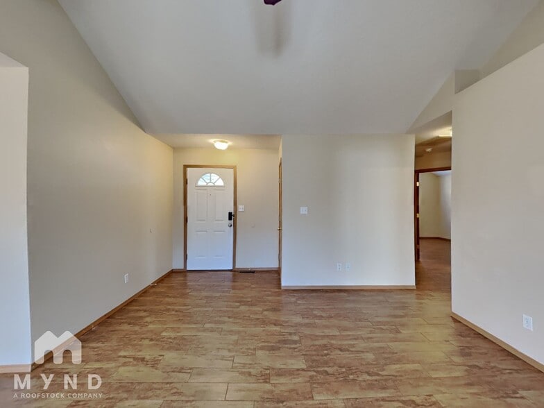 Building Photo - 701 N Pinewood Ave