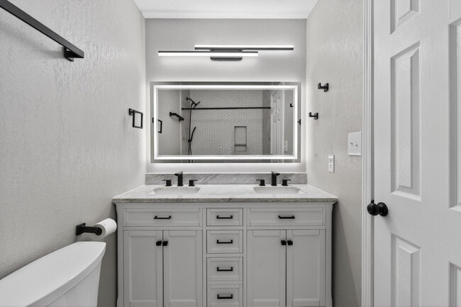 Building Photo - 420 Paradise Rd