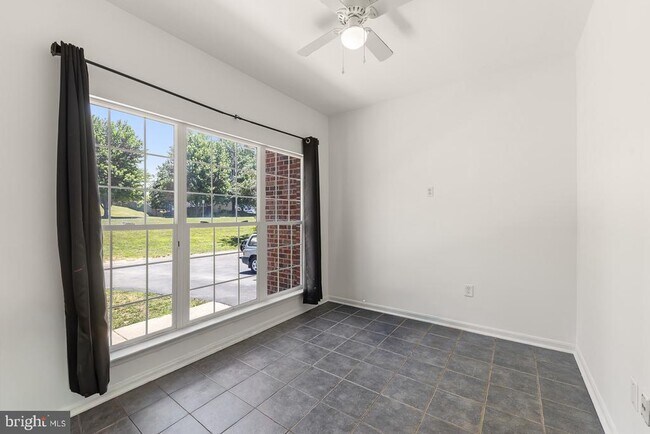 Building Photo - 9201 Golf Ct