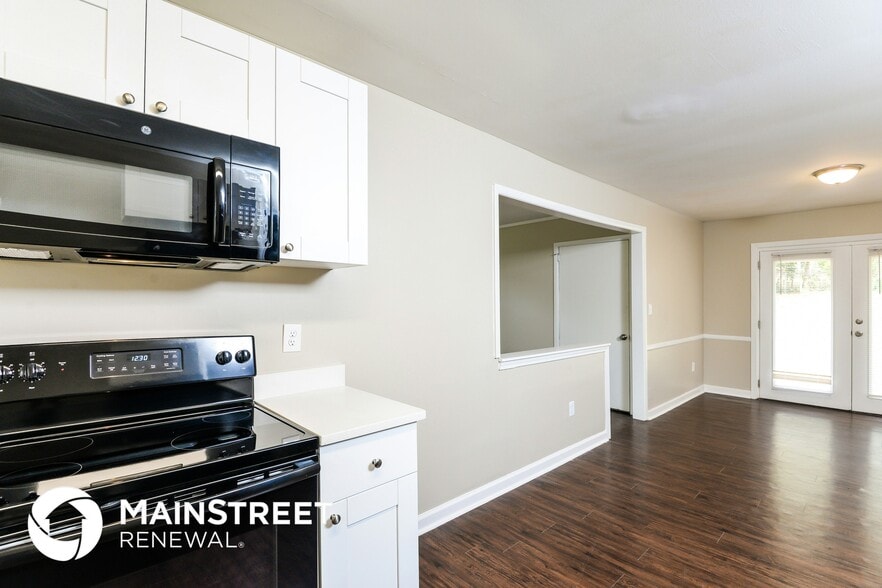 Building Photo - 1281 Hiawatha Dr NE