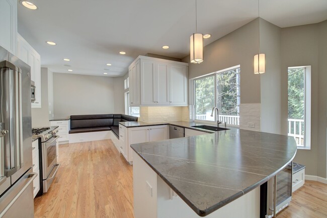 Building Photo - 4Bd/2.5Ba Sammamish Home