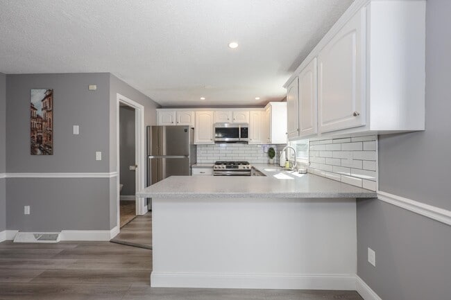 Building Photo - 5 Gleneagle Dr